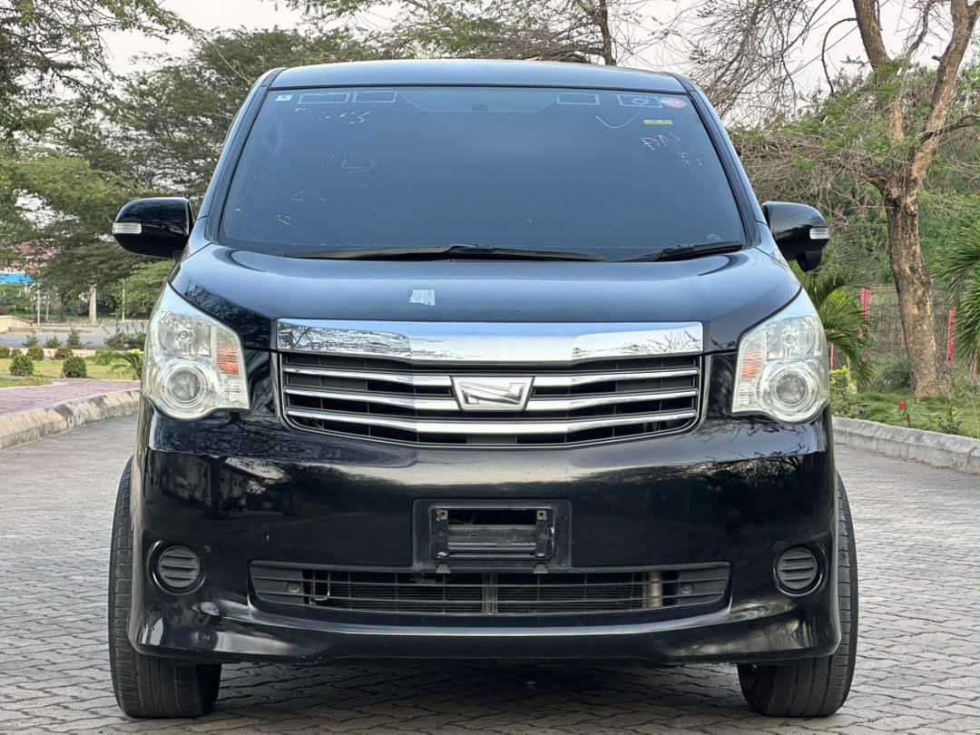 TOYOTA NOAH NEW
